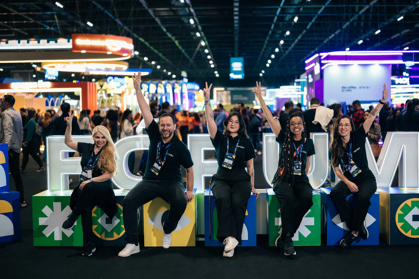 Equipe da Falko reunida em frente ao letreiro do Fórum E-commerce Brasil